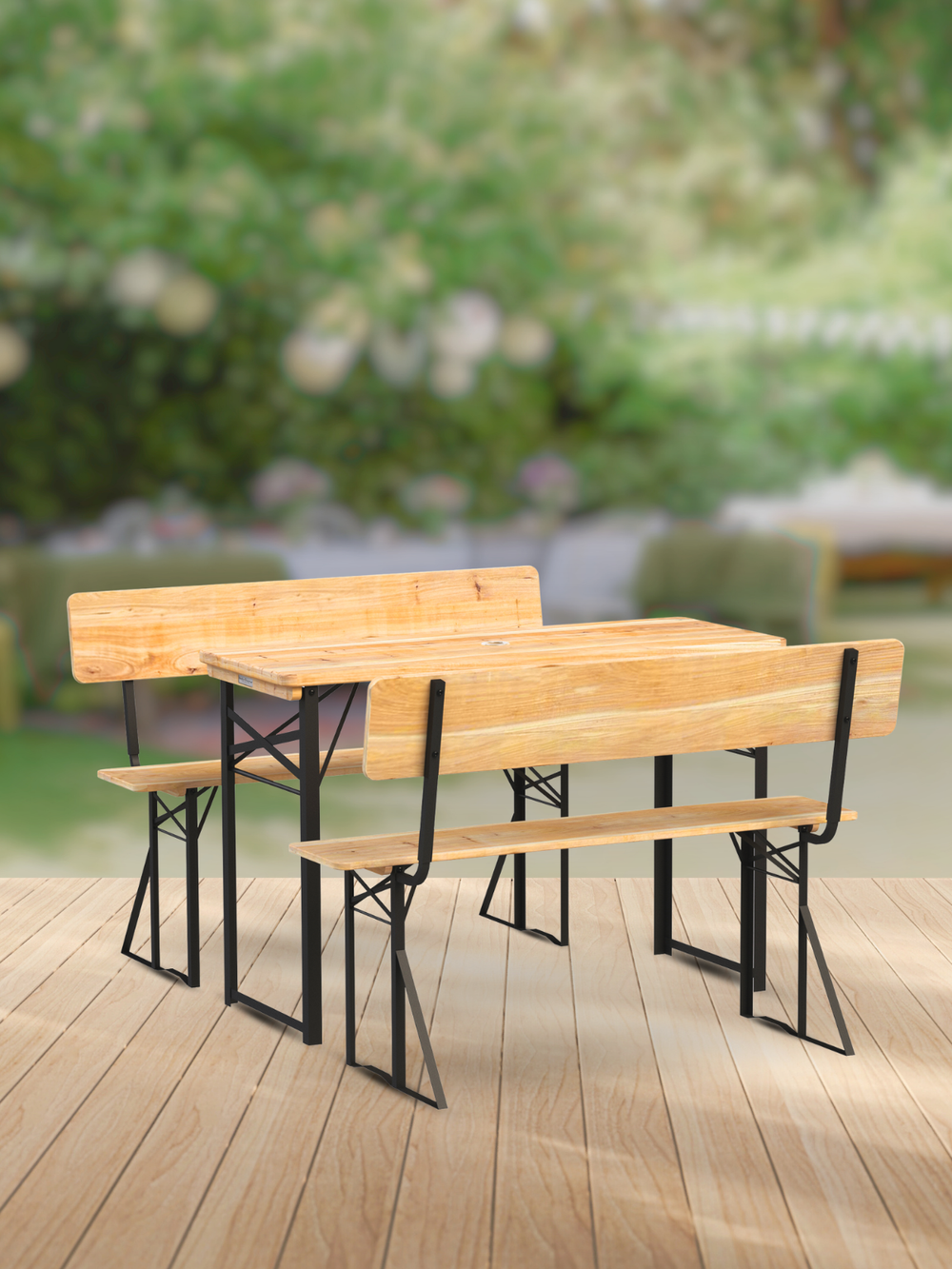 Bierbankset met leuning van vurenhout met twee banken met rugleuning in de tuin voor een groene achtergrond