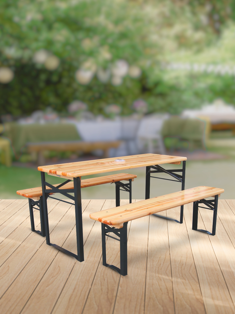 Kinderfeestbankset van vurenhout met tafel en twee banken op een terras in de tuin