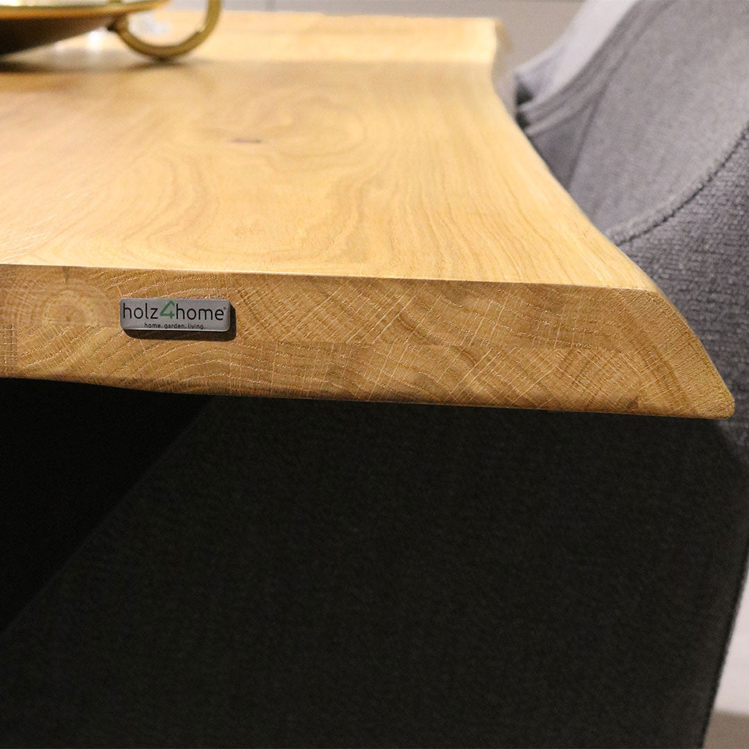Close-up van de opgedikte boomstamrand van de eikenhouten plaat met holz4home-logo