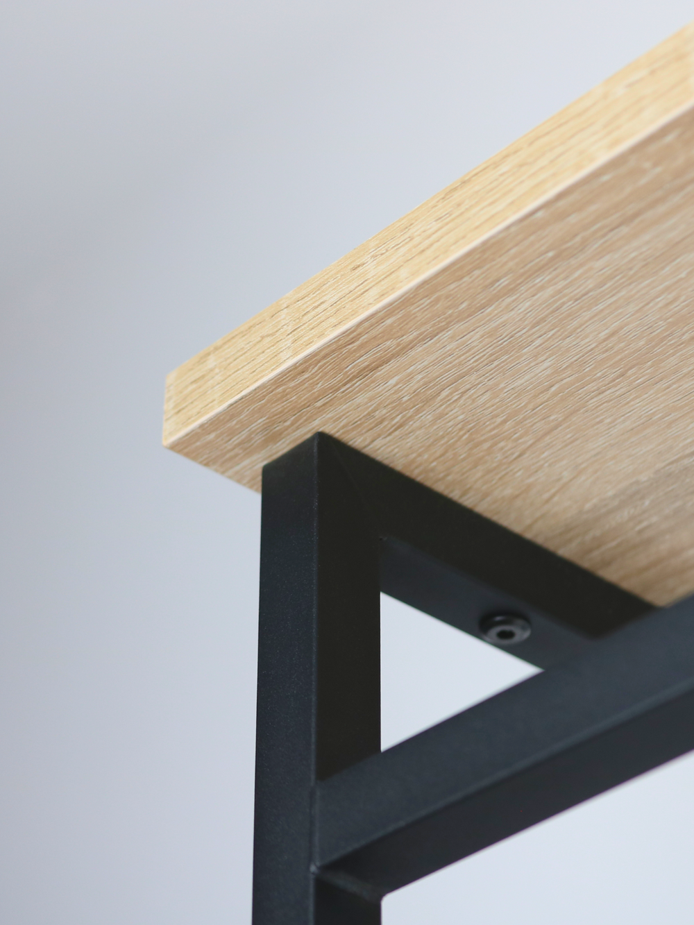 Detail van de Sonoma-eiken legplank met zwart metalen frame van de wandkapstok