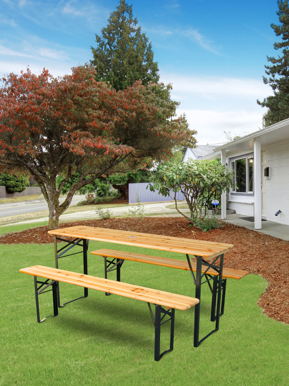 Klassieke bierbankset van vurenhout met tafel en twee banken in de tuin op het gazon