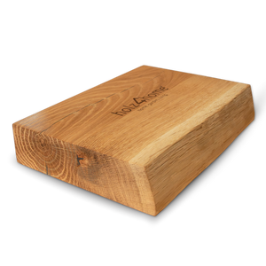 Monsterstuk van 4 cm massief eiken met boomstamrand en ingebrand holz4home-logo, vrijstaand getoond