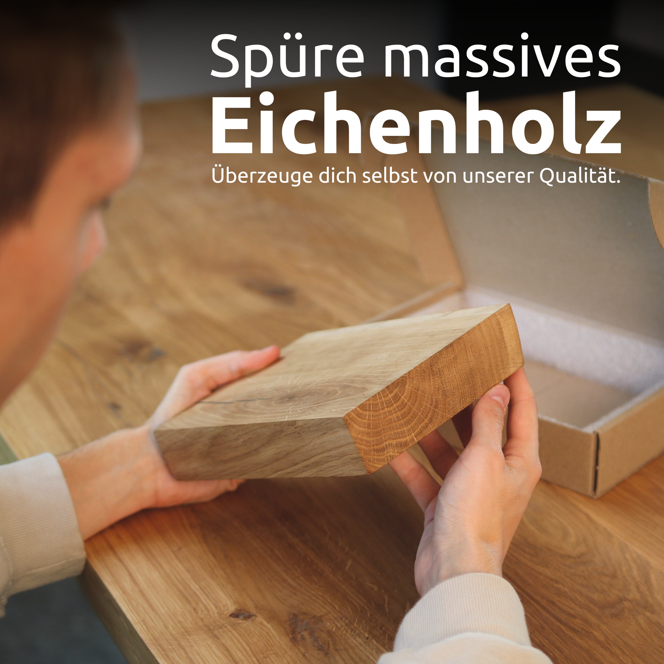 Persoon houdt een eikenhouten monster in de handen naast de verzenddoos op een eikentafel