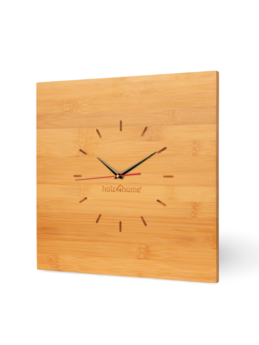 Vierkante wandklok van bamboe met streepindexen, rode secondewijzer en holz4home-gravure, schuin aanzicht