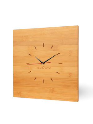 Vierkante wandklok van bamboe met streepindexen, rode secondewijzer en holz4home-gravure, schuin aanzicht
