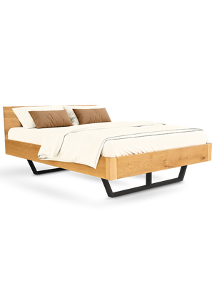 Massief houten bed van eiken met zwarte metalen sledepoten als tweepersoonsbed, opgemaakt met licht beddengoed