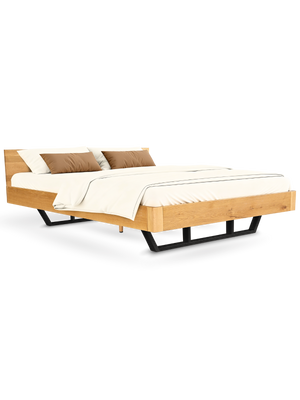 Massief houten bed van eiken met zwarte metalen sledepoten als tweepersoonsbed, opgemaakt met licht beddengoed