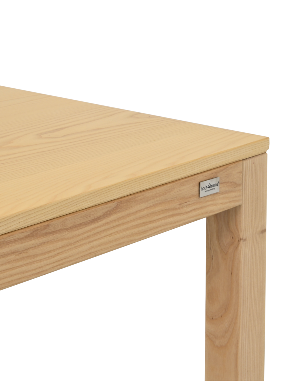 Detailopname van de tafelrand van essenhout met zilveren holz4home-logoplaatje aan het onderstel
