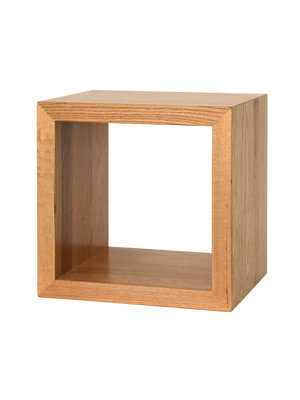 Nachtkastje Cube van eiken als open kubus met doorlopende legplank, schuin aanzicht