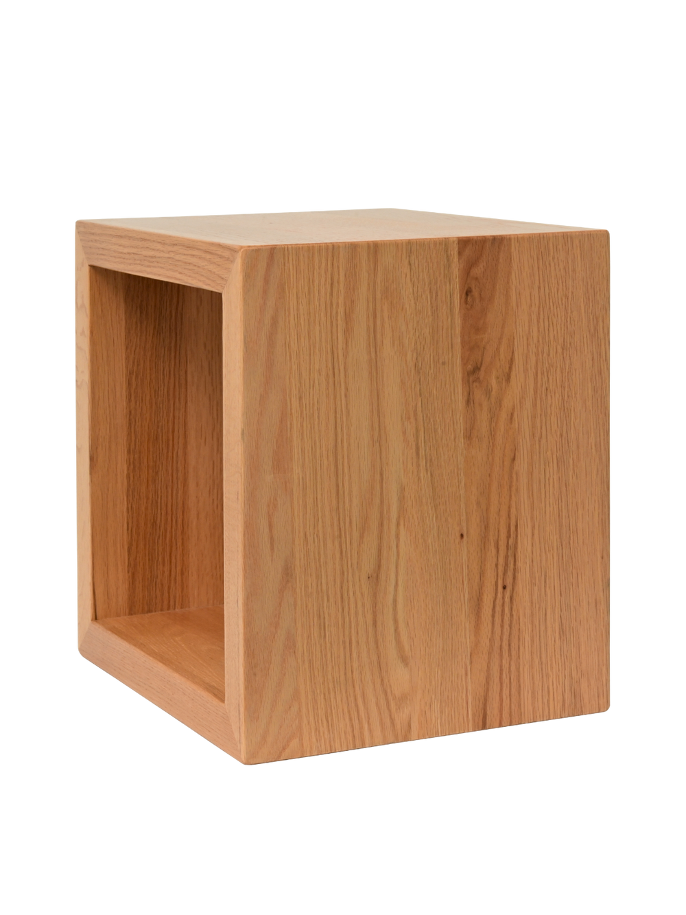 Zijaanzicht van nachtkastje Cube van eiken met gesloten zijwand en houtnerf