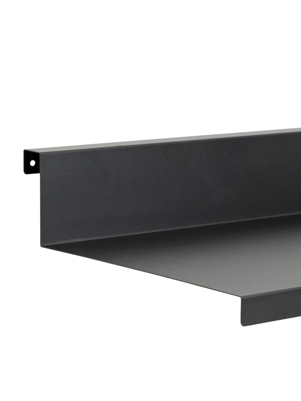 Detailopname van de zwarte metalen legplank met omgebogen rand en montageboring, close-up