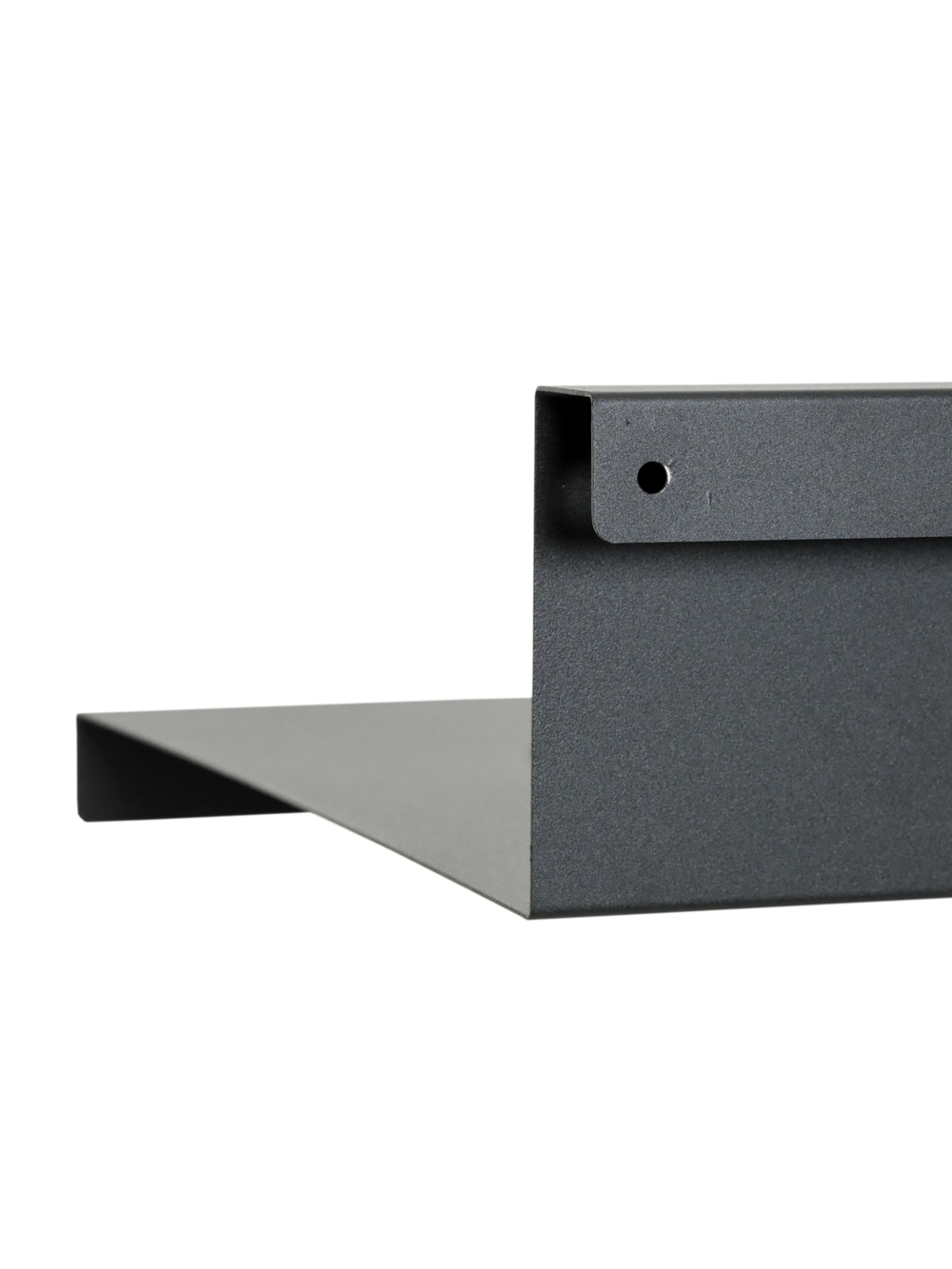 Zijdelingse detailopname van de zwarte metalen legplank met opstaande rand en zijdelingse montageboring
