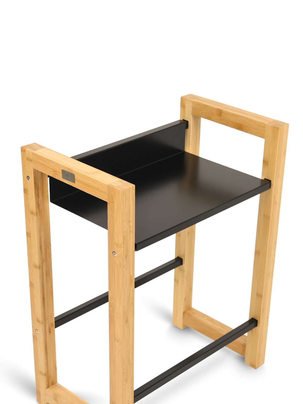 Zwarte metalen legplank gemonteerd aan het bamboe krattenrek met verschroeving en holz4home-logo