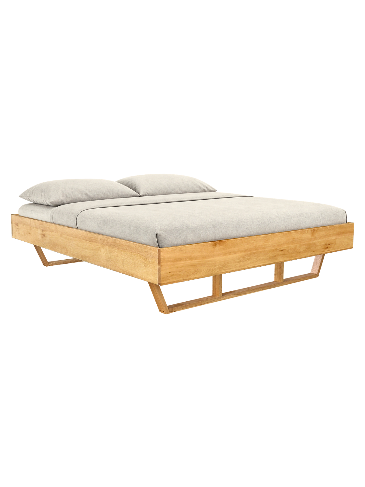 Massief houten bed Light van eiken zonder hoofdbord met houten sledepoten en grijs beddengoed als tweepersoonsbed
