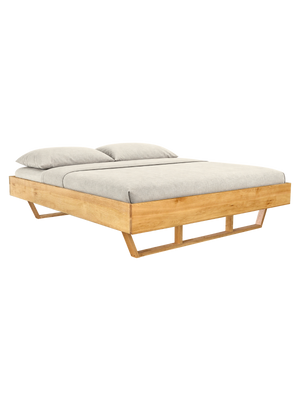 Massief houten bed Light van eiken zonder hoofdbord met houten sledepoten en grijs beddengoed als tweepersoonsbed