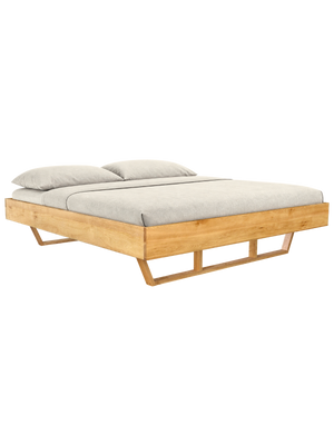Breed massief houten bed Light van eiken zonder hoofdbord met houten sledepoten en grijs beddengoed