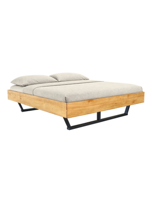 Massief houten bed Metall Light van eiken zonder hoofdbord met zwarte metalen sledepoten en grijs beddengoed