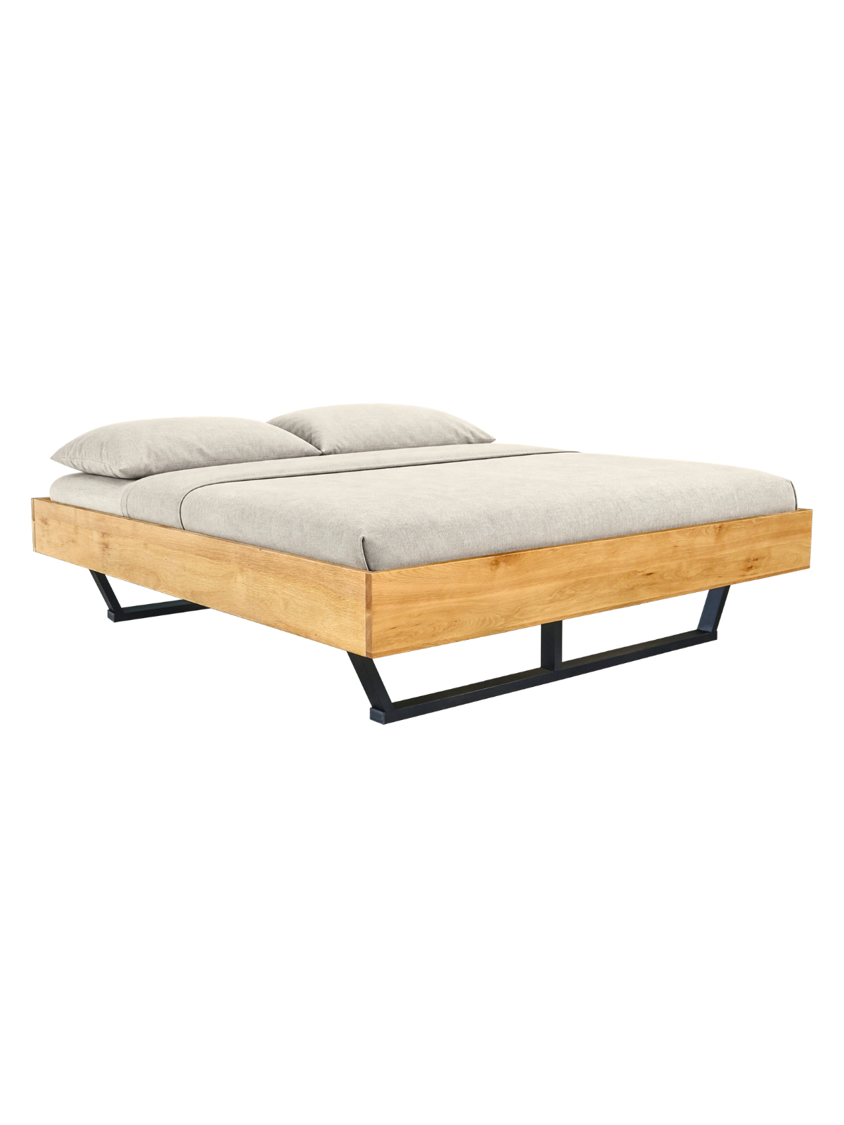 Massief houten bed Metall Light van eiken met zwarte metalen sledepoten en grijs beddengoed, vrijstaand