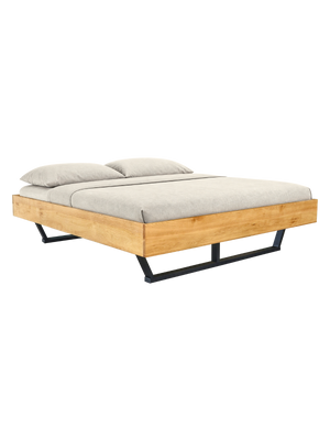 Massief houten bed Metall Light van eiken met zwarte metalen sledepoten en grijs beddengoed, vrijstaand