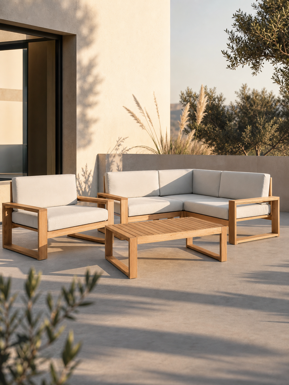 Tuinlounge in L-vorm van eiken met crèmewitte kussens op een terras met bergzicht en olijfboom