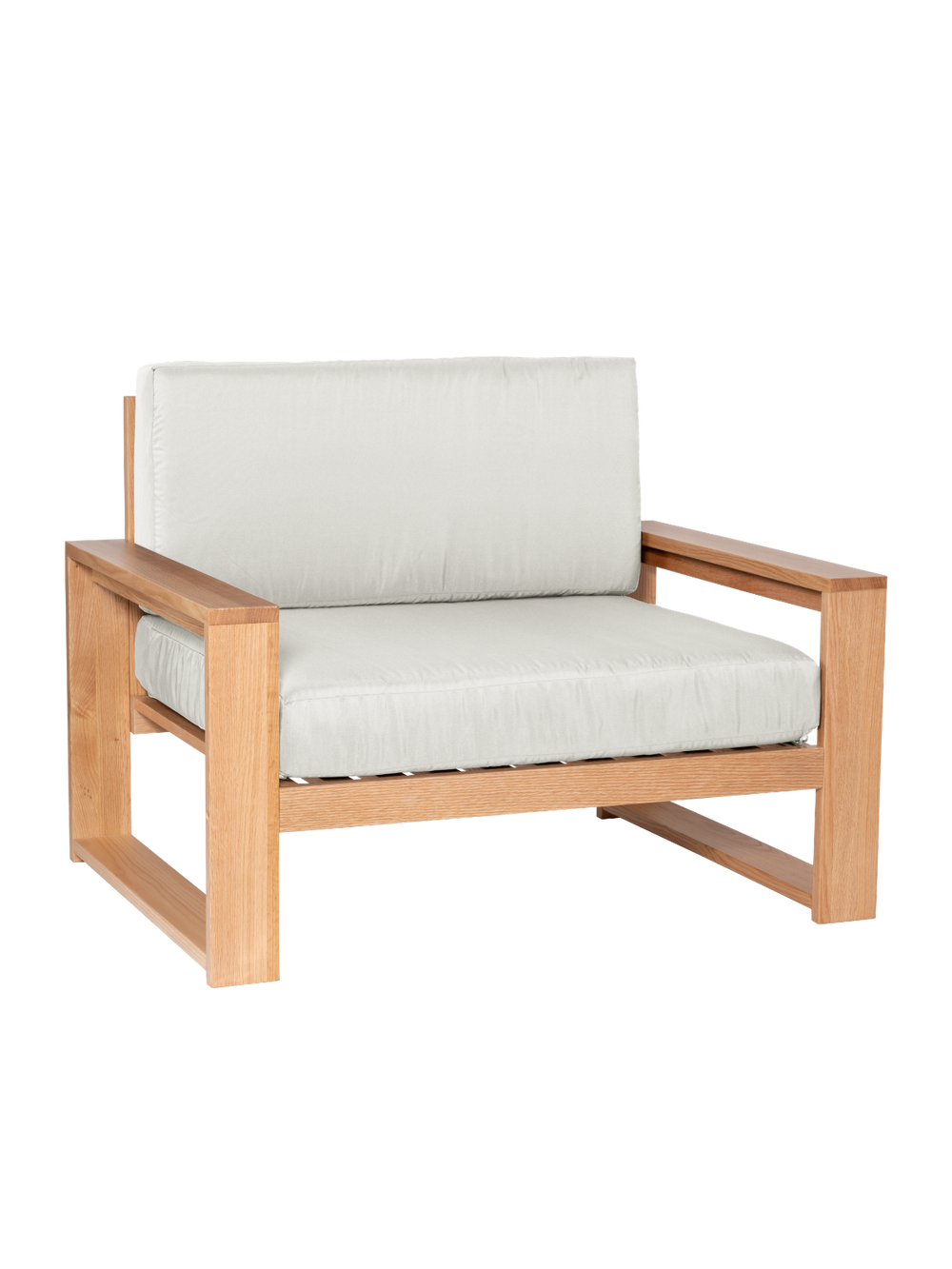 Tuinlounge-fauteuil van eiken met crèmewitte kussens en twee brede armleuningen, vrijstaand getoond