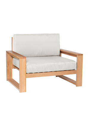 Tuinlounge-fauteuil van eiken met crèmewitte kussens en twee brede armleuningen, vrijstaand getoond