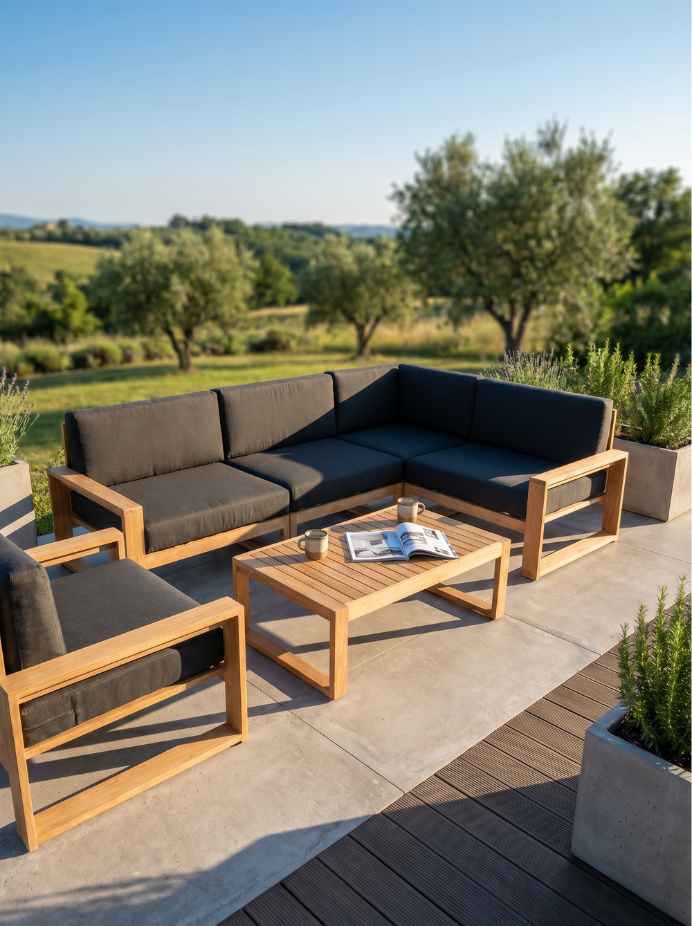 Tuinlounge eiken met hoekbank en loungetafel op zonnig terras met heuvellandschap