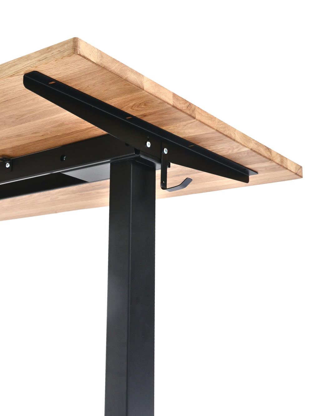 Detailopname van het zwart metalen frame en de bevestiging onder het eikenhouten blad van het bureau