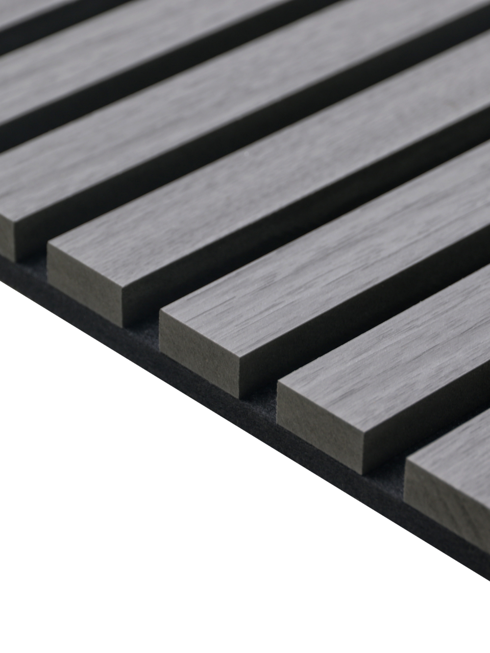 Detailopname van de donkergrijze houten latten van een akoestisch paneel op zwart vilt, close-up