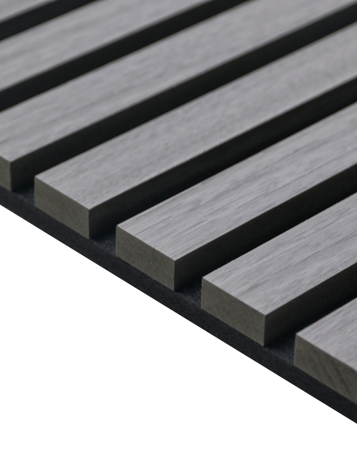 Detailopname van de donkergrijze houten latten van een akoestisch paneel op zwart vilt, close-up