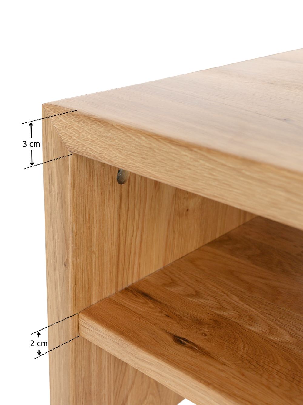 Detailopname van de vastgeschroefde hoekverbinding en de legplank bij de salontafel van eiken