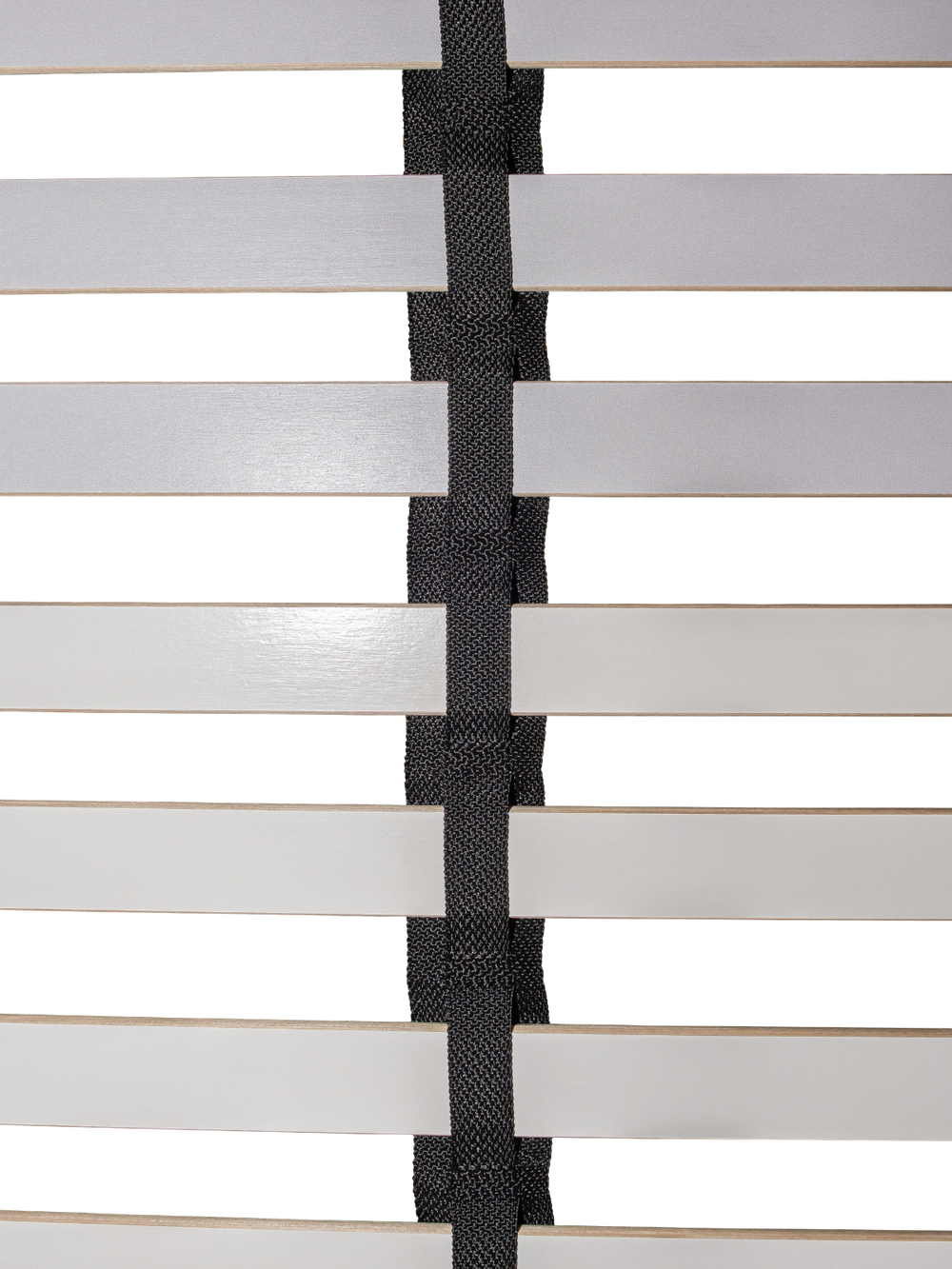 Detailopname van de witte verende latten met zwarte middenband bij de lattenbodem, close-up