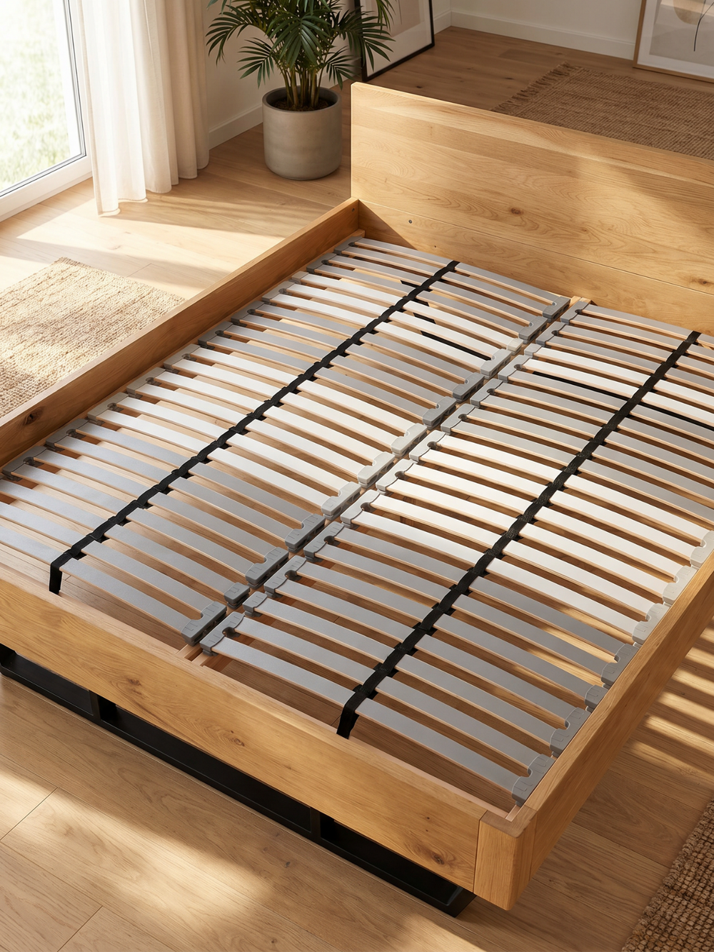 Lattenbodem met verende houten latten gelegd in een bedframe van eiken in de lichte slaapkamer
