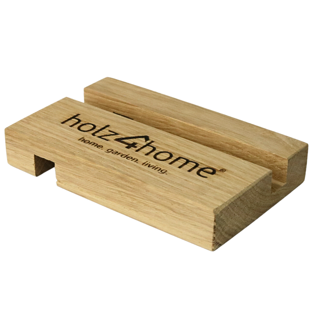 Telefoonhouder van eikenhout met inschuifsleuf en ingebrand holz4home-logo, schuin aanzicht
