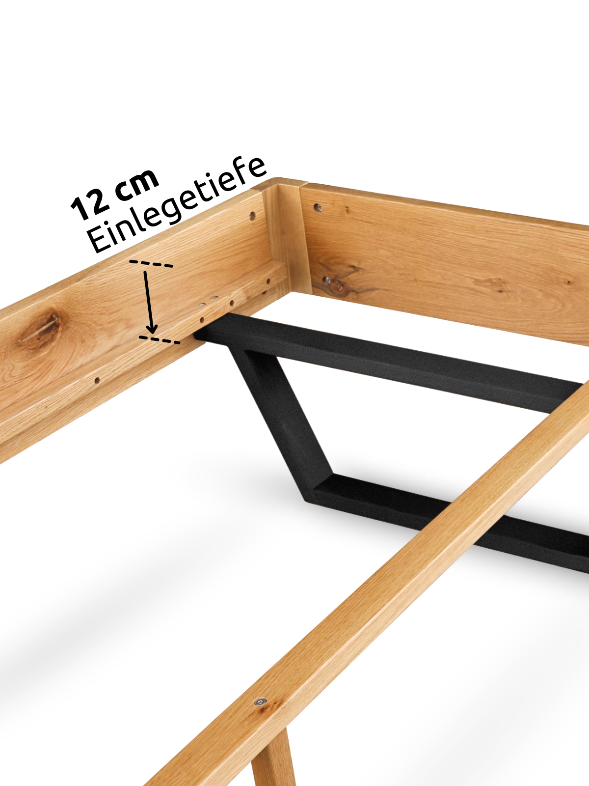 Detailopname van de zwarte metalen sledepoot en de hoekverbinding aan het frame van het massief houten bed