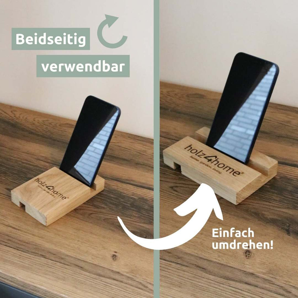 Telefoonhouder van eikenhout met geplaatste smartphone, aan beide zijden bruikbaar, op een houten tafel