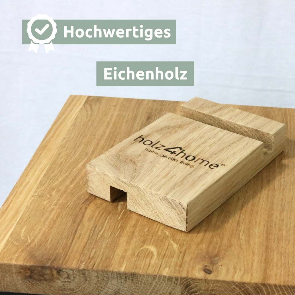 Close-up van de telefoonhouder van hoogwaardig eikenhout met inschuifsleuf op een eikenhouten plaat