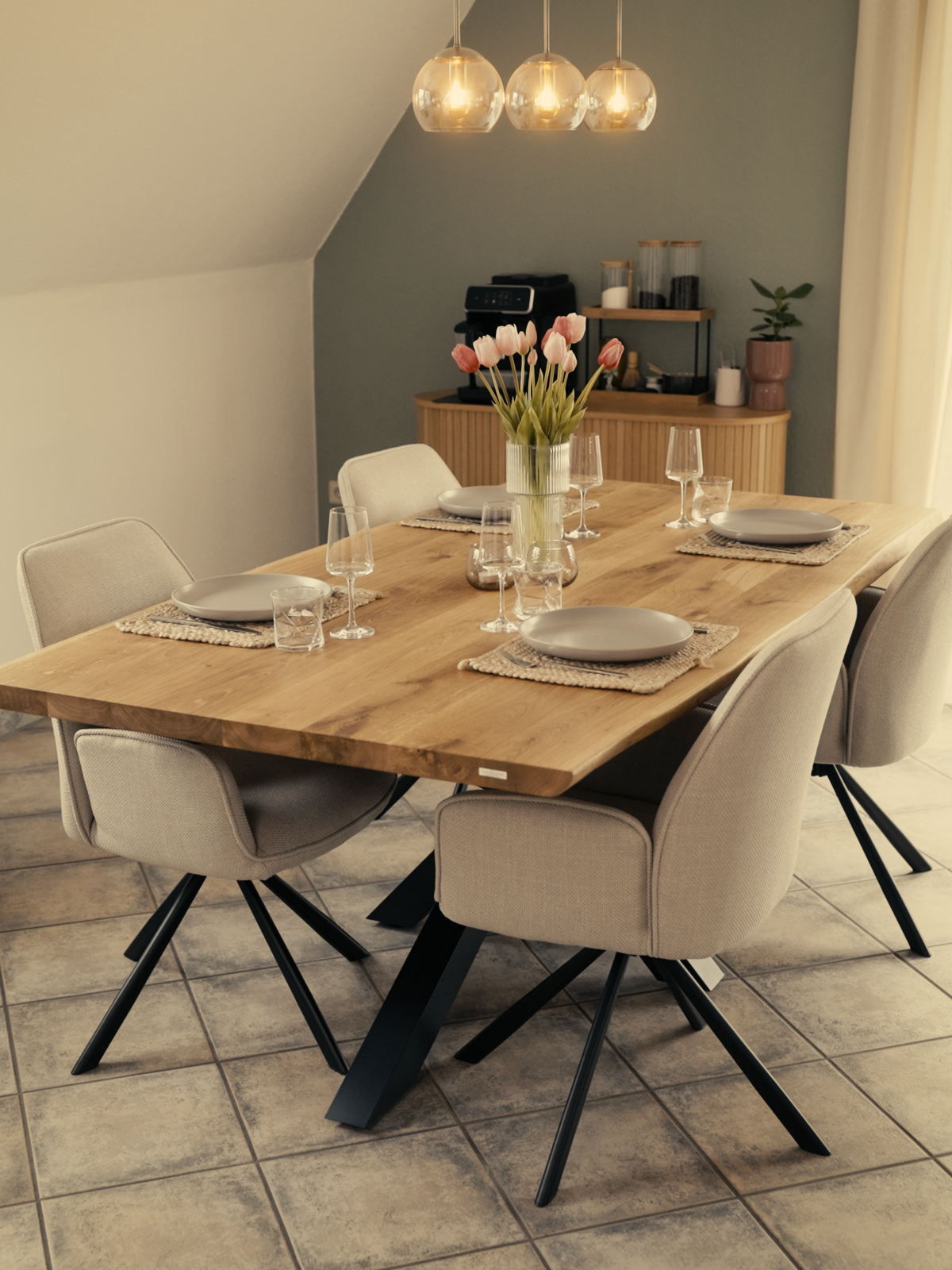 Eikentafel met boomstamrand in de eetkamer, gedekt met servies en tulpen, Spider-onderstel, beige gestoffeerde stoelen