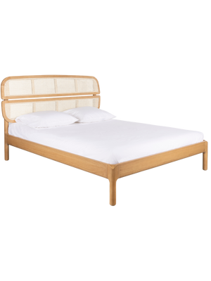 Bed van essenhout naturel met gebogen hoofdbord van Weens vlechtwerk en wit beddengoed, schuin aanzicht