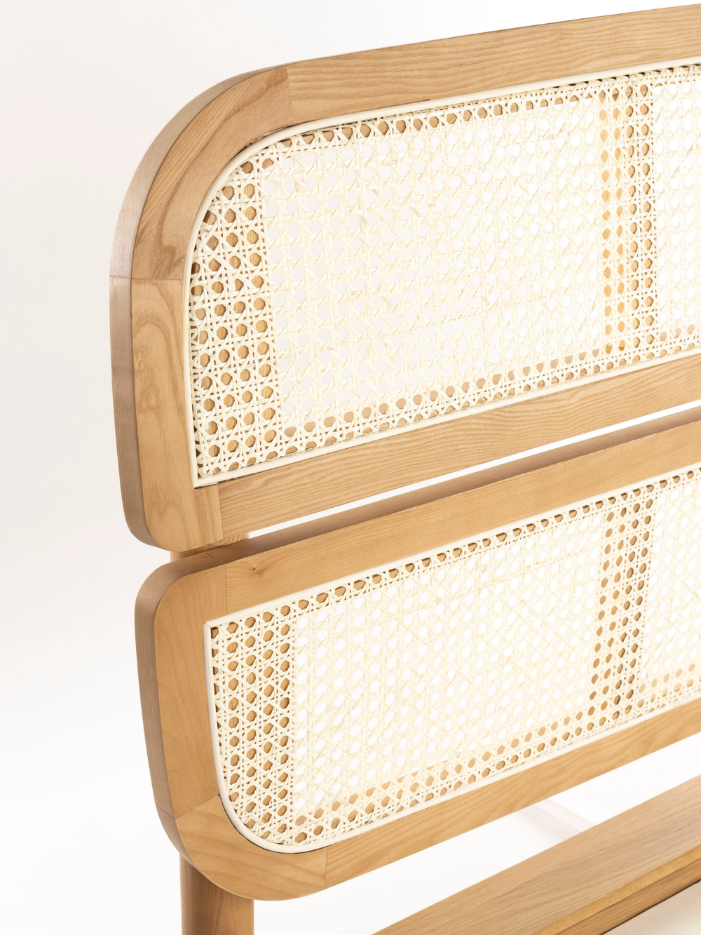 Detailopname van het hoofdbord uit twee panelen met Weens vlechtwerk in het frame van essenhout bij het bed