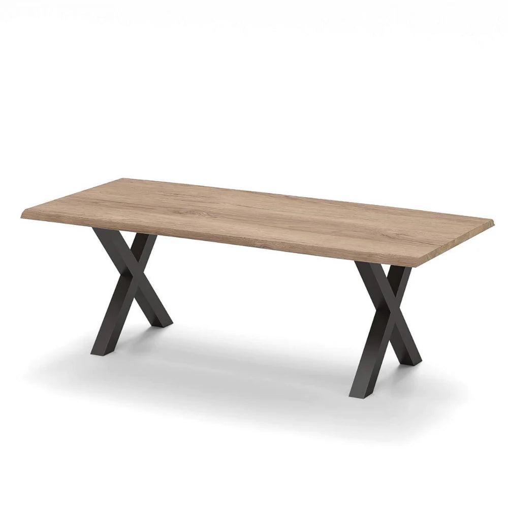 Eikenhouten tafel met boomstamrand op zwart X-onderstel in licht eikenhout, zijaanzicht