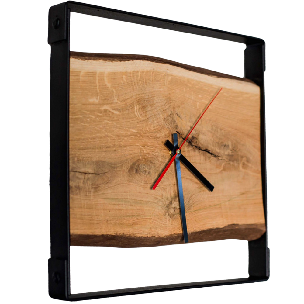 Vierkante wandklok met zwart stalen frame en eikenhouten plank met boomstamrand en zwarte wijzers