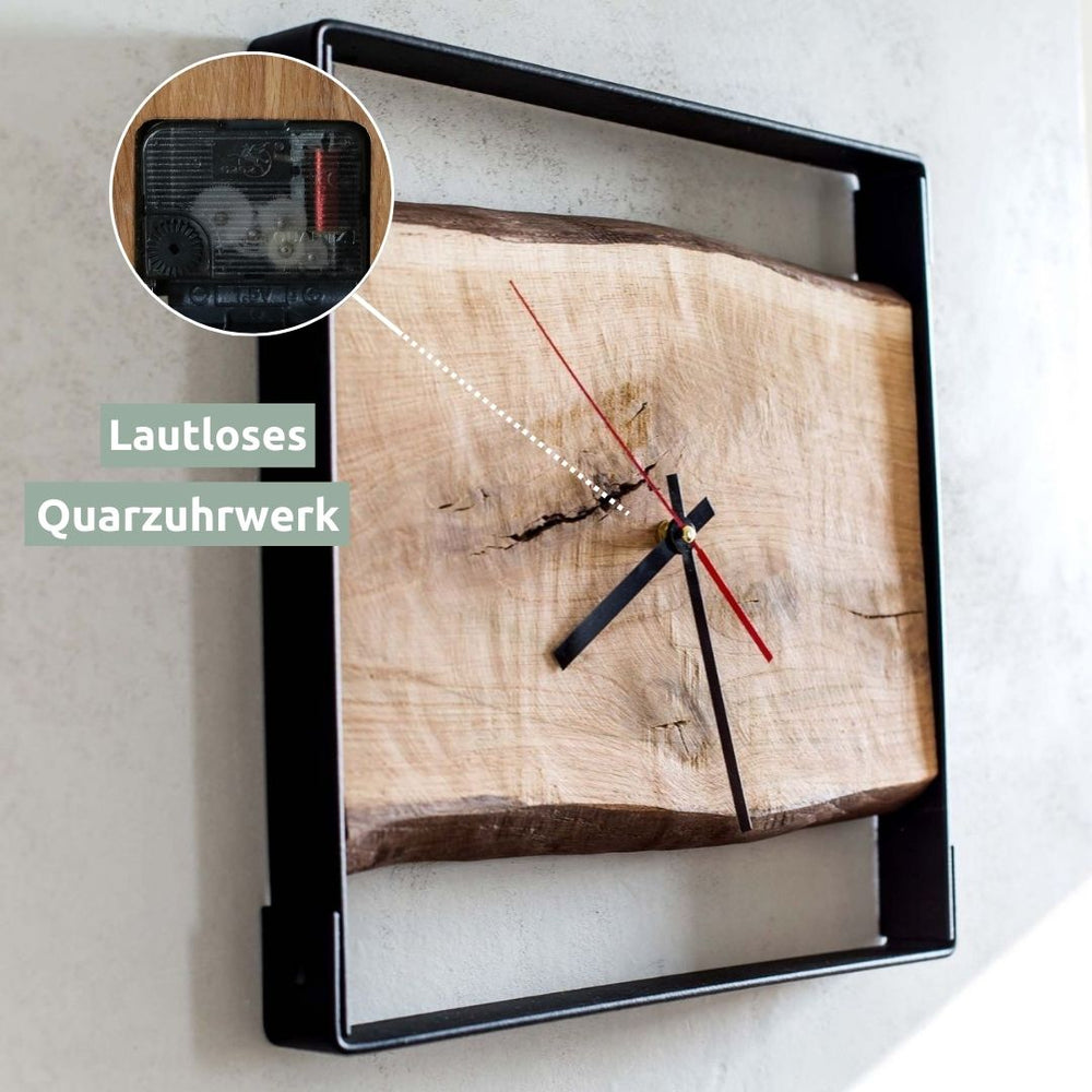 Vierkante wandklok met eikenhouten plank en detailweergave van het geruisloze kwartsuurwerk in de uitsnede