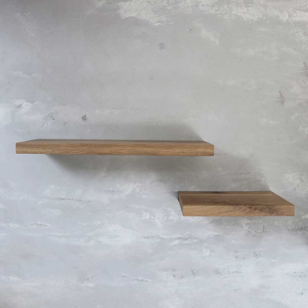 Wandrekkenset massief eiken, 70 cm en 40 cm verspringend gemonteerd aan grijze betonnen muur