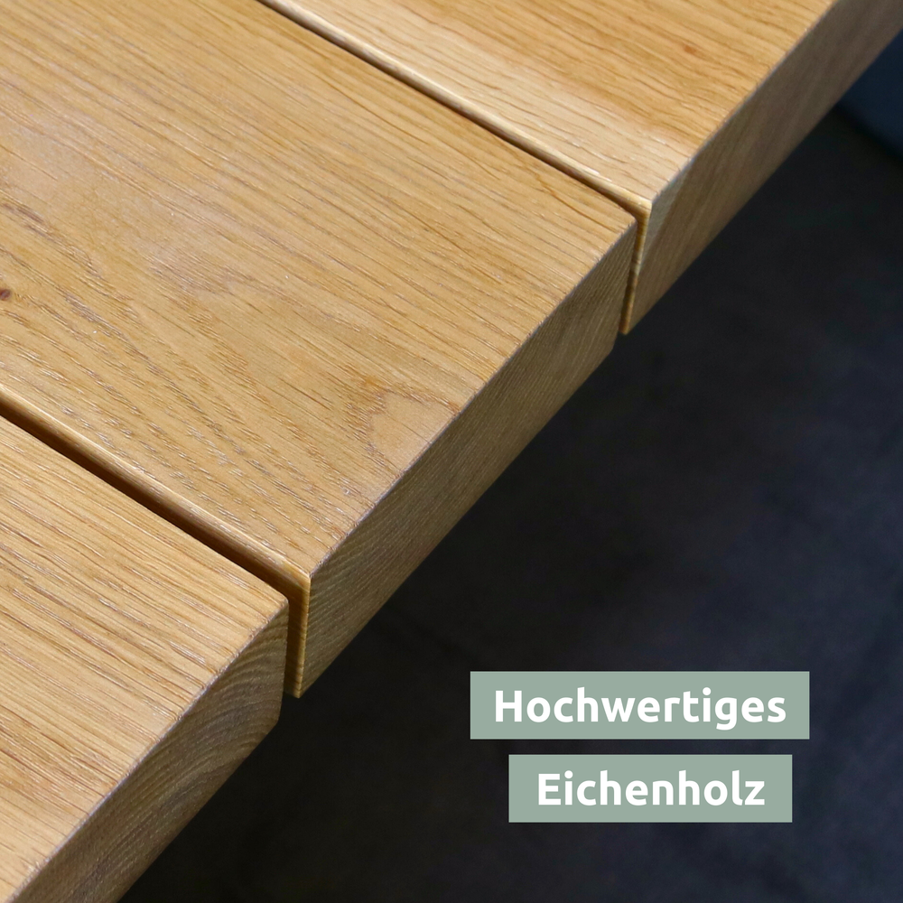 Detailopname van het zitvlak van hoogwaardig eikenhout van de eiken bank voor buiten