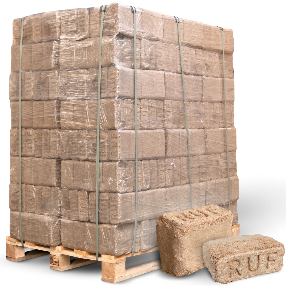 RUF houtbriketten mixhout, volle pallet met 960 kg en twee losse briketten ervoor