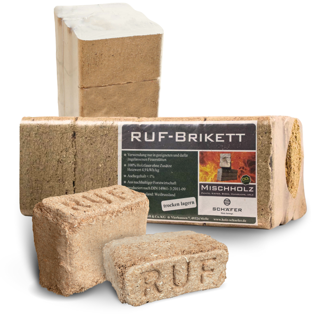RUF-houtbriketten van mixhout als verpakte pakketten en losse briketten, vrijstaand tegen witte achtergrond