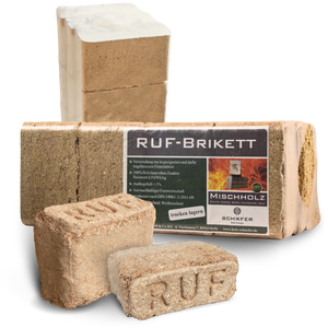 RUF-houtbriketten van mixhout als verpakte pakketten en losse briketten, vrijstaand tegen witte achtergrond