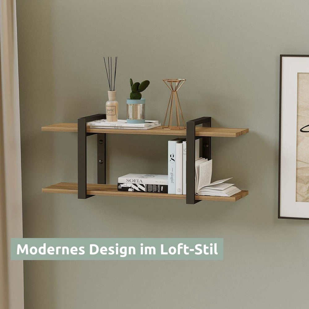 Wandrek van eikenhout in loft-stijl aan de muur naast gordijn en fotolijst
