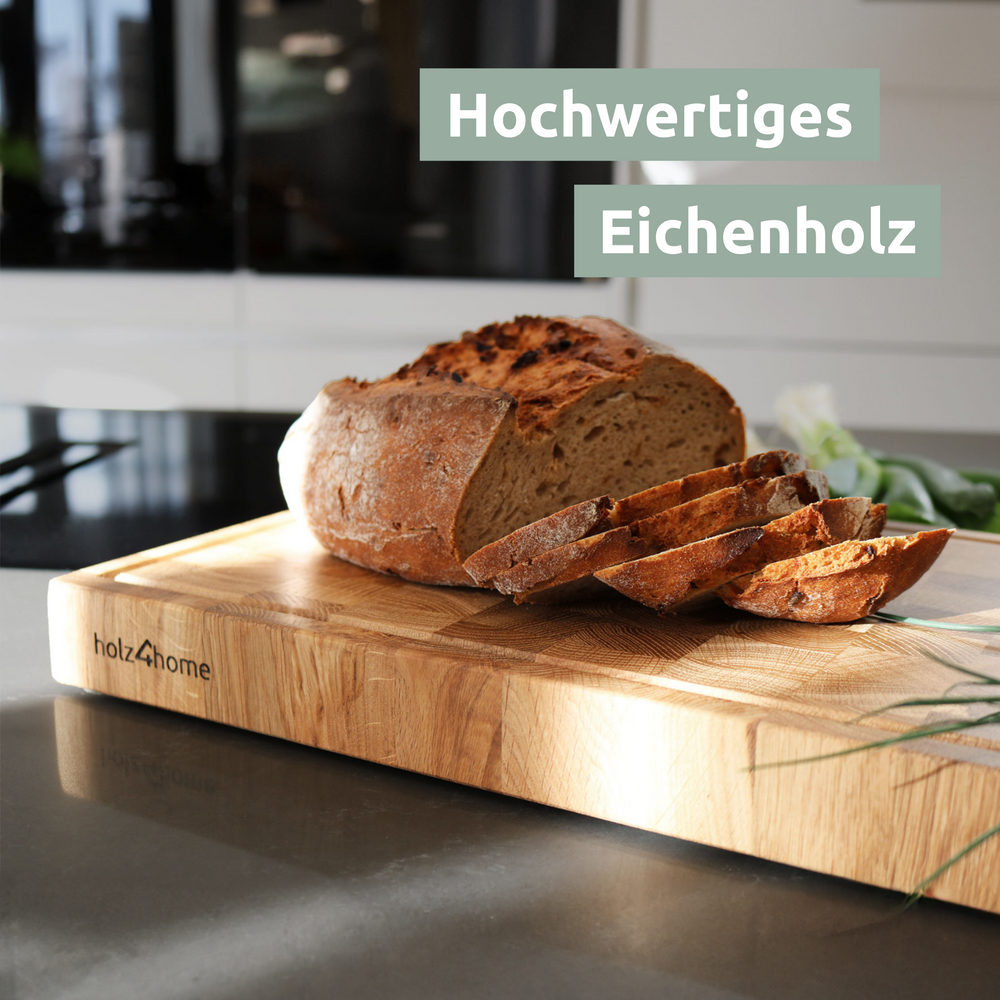 Eikenhouten snijplank met aangesneden brood op het keukenwerkblad